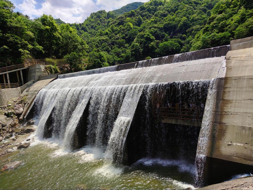 5月27日,我院組織全院員工分兩批前往安徽青雲峽,石臺牯牛降,醉山野